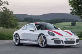 Porsche đối đầu Corvette: cuộc chiến biểu tượng tốc độ
