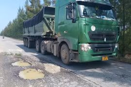 Quảng Trị: Dân than vì đường ven biển hư hỏng, tiềm ẩn nguy cơ tai nạn giao thông