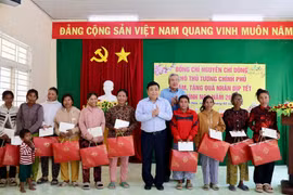 Phó Thủ tướng Nguyễn Chí Dũng thăm, tặng quà nhân dân tỉnh Khánh Hoà