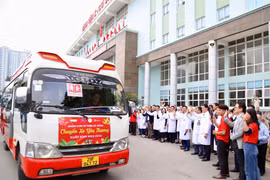 Chuyến xe yêu thương đưa bệnh nhân ung thư về quê đón Tết