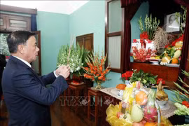 Thường trực Ban Bí thư dâng hương tưởng nhớ Chủ tịch Hồ Chí Minh