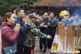 Mùng 1 Tết, chùa Hương đón khoảng 4.500 lượt khách hành hương