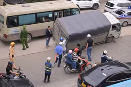 Hà Nội: Xe tải sụt xuống hố trên đường Nguyễn Trãi