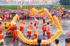 ​Rộn ràng nghi lễ rước kiệu và múa Lân Sư Rồng về Đền Hùng
