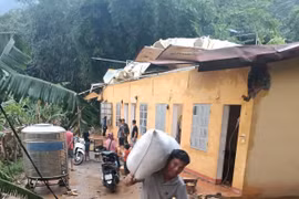Lào Cai: 45 nhà tốc mái sau 20 phút mưa dông, lốc