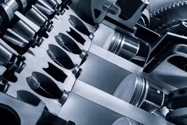 Vì sao có động cơ ô tô cần trục cân bằng, có loại lại không?