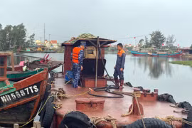 Phát hiện tàu chở 12.000 lít dầu không rõ nguồn gốc trên vùng biển giáp ranh Ninh Bình - Hưng Yên