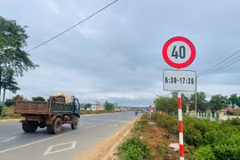 Gia Lai: Tháo dỡ loạt biển báo giới hạn tốc độ cắm dày đặc trên Quốc lộ 19