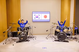 Thủ tướng Nhật Bản và Tổng thống Hàn Quốc cùng chơi nhạc K-pop