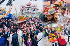 Dòng người chen chân xin lộc ở Đền Bà Chúa Kho