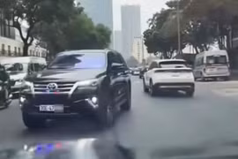 Hà Nội: Lắp đèn ưu tiên trái phép, tài xế ô tô bị phạt 5 triệu đồng