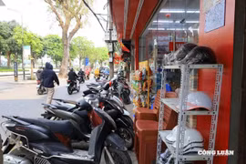 Vỉa hè Hà Nội vẫn bị lấn chiếm, người đi bộ phải xuống lòng đường