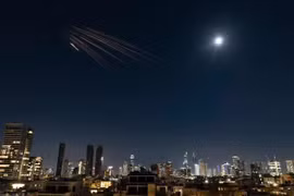 Iran phóng 300 tên lửa hạng nặng, đa đầu đạn vào Israel
