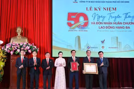 Công ty In Báo Nhân Dân tại TP HCM kỷ niệm 50 năm Ngày truyền thống, đón nhận Huân chương Lao động hạng Ba