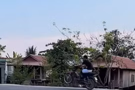 Gia Lai: Nam thiếu niên điều khiển xe bằng một bánh, quay clip câu like
