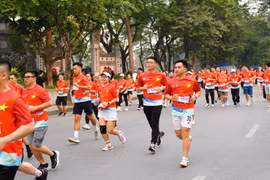 1000 vận động viên tham gia giải chạy 'Nâng bước trí tuệ' quanh hồ Hoàn Kiếm