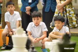 Bước ra khỏi lớp học, bước vào bàn cờ lớn: Học sinh rèn tư duy trong không gian thực