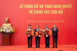 Chủ tịch Quốc hội trao Nghị quyết phê chuẩn các Trưởng Đoàn đại biểu Quốc hội