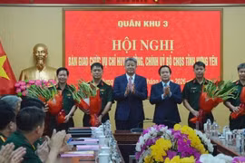 Bàn giao chức vụ Chỉ huy trưởng và Chính ủy Bộ CHQS tỉnh Hưng Yên