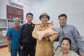 Cảnh sát giao thông dùng xe đặc chủng đưa sản phụ chuyển dạ trên cao tốc đi cấp cứu