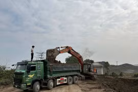 Bài 5: UBND xã Tiên Lữ chỉ đạo khắc phục bùn thải ven đê sông Luộc