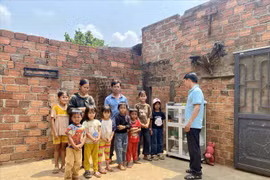 Quảng Ngãi: Mưa đá kèm dông lốc cuốn bay hàng chục mái nhà, đẩy người dân vào cảnh 'màn trời chiếu đất'