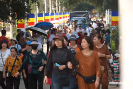 Hàng vạn người đổ về chùa Khai Nguyên, chùa Hương ngày cuối tuần