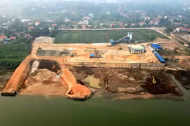 Cận cảnh “lưỡi đất” khổng lồ của Công ty Đức Thịnh xâm hại dòng sông Đà