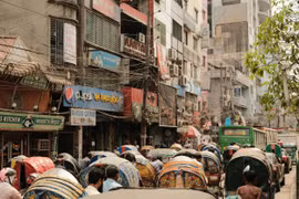 Bangladesh giảm giờ làm, cấm đèn trang trí đám cưới để tiết kiệm năng lượng