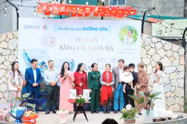 Ra mắt bộ sách 'Yêu con bằng dải ngân hà - Yêu mẹ bằng dải ngân hà'