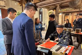 Không gian Tết truyền thống giữa lòng Hà Nội thu hút nhiều du khách tham quan