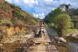 Ám ảnh những cây cầu treo mục nát, lắc lư ở Quảng Ngãi