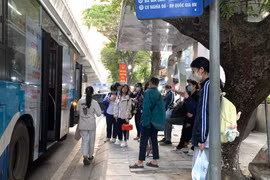Tiết kiệm năng lượng: Người Hà Nội lựa chọn giao thông công cộng