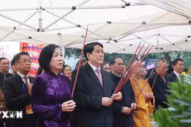 Chủ tịch nước thực hiện nghi thức dâng hương tại Tượng đài Vua Lý Thái Tổ và đền Ngọc Sơn