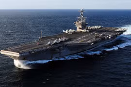 Tàu sân bay thứ hai hướng về Iran, ảnh vệ tinh cho thấy hoạt động ở căn cứ Mỹ