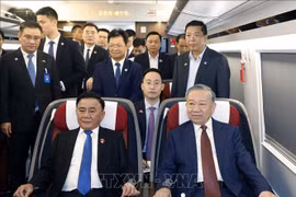 Tổng Bí thư, Chủ tịch nước Tô Lâm đi thăm thành phố Nam Ninh (Trung Quốc) bằng tàu cao tốc