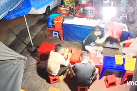 Công an xác minh video một phụ nữ lớn tuổi bị đập ghế nhựa vào người