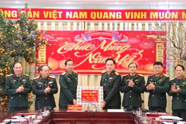 Tư lệnh Quân khu 1 thăm và chúc Tết Đảng bộ, chính quyền và nhân dân tỉnh Lạng Sơn