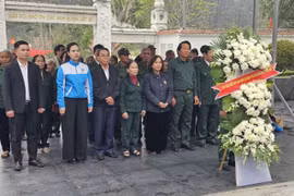 Hội Cựu Thanh niên xung phong Việt Nam dâng hương tri ân các anh hùng liệt sĩ tại Quảng Trị và Hà Tĩnh
