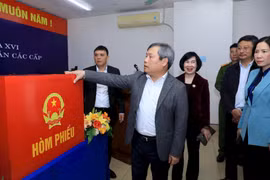 Chủ tịch Hà Nội kiểm tra công tác bầu cử tại 3 phường