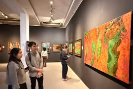 Khai mạc triển lãm sơn mài 'Chạm vào thinh không' của hoạ sĩ Dương Linh Đan