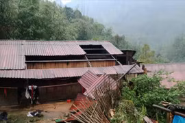 Mưa đá kèm dông lốc khiến 4 người tử vong, hàng nghìn ngôi nhà bị tốc mái