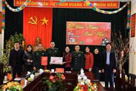 Thứ trưởng Bộ Dân tộc và Tôn giáo Nông Thị Hà thăm, chúc Tết cán bộ, chiến sĩ biên phòng tỉnh Cao Bằng