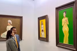 Chiêm ngưỡng hình ảnh thiếu nữ Việt qua triển lãm ‘Giữa Sắc và Không’