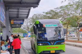 Di chuyển bằng xe buýt, tàu điện tại Hà Nội dịp nghỉ lễ 30/4 thế nào?