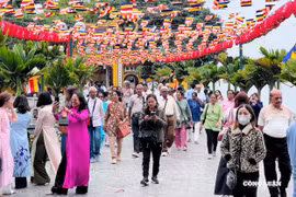 Đông đảo người dân đến chùa Trấn Quốc lễ rằm tháng Giêng và du xuân