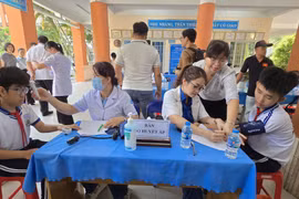 Trẻ nhỏ ở các đô thị lớn đối mặt 'gọng kìm' bệnh tay chân miệng và sốt xuất huyết
