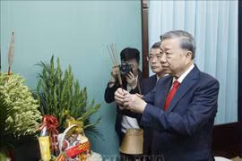 Tổng Bí thư Tô Lâm dâng hương tưởng niệm Bác Hồ tại Nhà 67