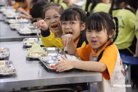 Đừng biến bữa ăn học đường thành nơi phơi bày sự vô đạo