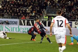 Rafael Leao tỏa sáng giúp AC Milan đánh bại Cagliari để chiếm ngôi đầu Serie A